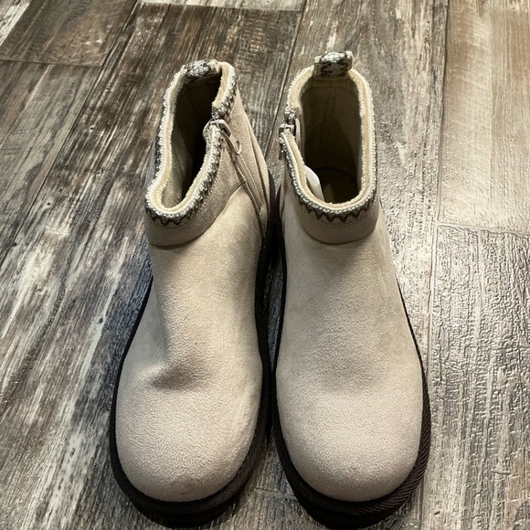 New Muk Luks Stylish Cream Ankle Boots Size 9 - Picture 9 of 11